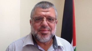 المسؤول في حماس حسن يوسف في مكتبه في رام الله، 30 يوليو 2015 (Elhanan Miller/Times of Israel)