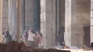 متظاهرون فلسطينيون يرشقون الشرطة بالحجارة امام المسجد الاقصى في القدس، 26 يوليو 2015 (screen capture: Israel Police video)