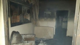 منزل عائلة دوابشة المحروق في بلدة دوما الفلسطينية بالقرب من نابلس، 331 يوليو 2015 (Zacharia Sadeh/Rabbis for Human Rights)