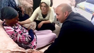 رئيس بلدية أشكلون إيتامار شمعوني (من اليمين) يتحدث مع والدة أفراهام منغيستو، 9 يوليو، 2015. (Facebook)