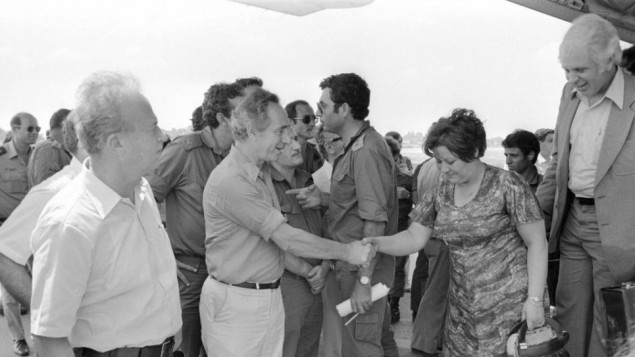 شمعون بيرس ويتسحاق رابين يستقبلان الرهائن المحررين في 4 يوليو، 1976. (أرشيف الجيش الإسرائيلي)