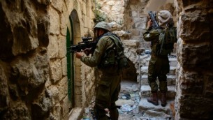 صورة توضيحية لجنود اسرائيليين في مدينة الخليل في الضفة الغربية (IDF Spokesperson/FLASH90)