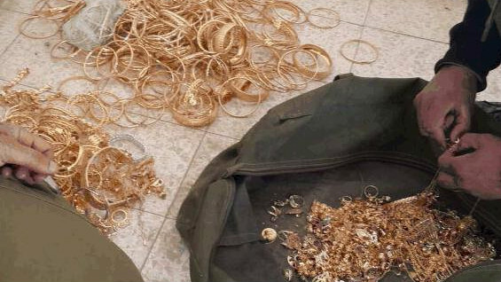 الذهب الذي صادره الشاباك في الضفة الغربية للاشتباه انه يستخدم لتمويل نشاطات حماس (Shin Bet Communications) الذهب الذي صادره الشاباك في الضفة الغربية للاشتباه انه يستخدم لتمويل نشاطات حماس (Shin Bet Communications)