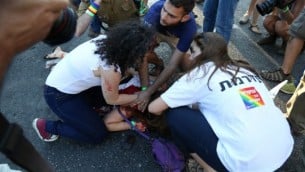 امرأة مصابة بعد هجوم الطعن في موكب الفخر في القدس، 30 يوليو 2015 (Eric Cortellessa/Times of Israel)