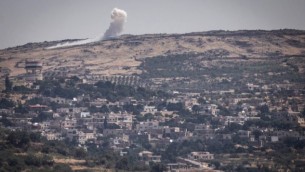 إنفجار في هضبة الجولان السورية في 16 يونيو، 2015، خلال إشتباكات بين مقاتلي "جبهة النصرة" وقوات الأسد بالقرب من قرية حضر الدرزية السورية (Basel Awidat/Flash90)