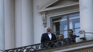 وزير الخارجية الايراني محمد جواد ظريف يتحدث إلى الصحفيين من شرفة فندق قصر كوبورغ في فيينا، النمسا،9 يوليو، 2015 AFP/Pool/Carlos Barria