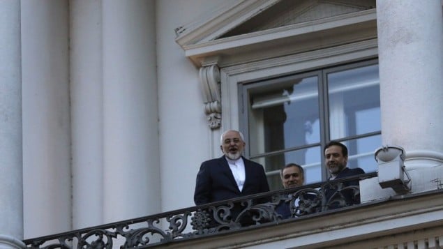وزير الخارجية الايراني محمد جواد ظريف يتحدث إلى الصحفيين من شرفة فندق قصر كوبورغ في فيينا، النمسا،9 يوليو، 2015 AFP/Pool/Carlos Barria وزير الخارجية الايراني محمد جواد ظريف يتحدث إلى الصحفيين من شرفة فندق قصر كوبورغ في فيينا، النمسا،9 يوليو، 2015 AFP/Pool/Carlos Barria