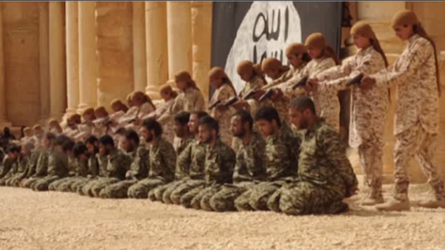 صورة شاشة لشريط نشره تنظيم الدولة الإسلامية يظهر اعدام 25 من جنود القوات السورية النظامية بايدي فتيان وسط اثار مدينة تدمر (YouTube)