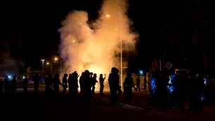 الشرطة تحمي مركز لاستقبال اللاجئين في مدينة هايديناو من هجمات اليمين المتطرف، 21 اغسطس 2015 (ARNO BURGI / DPA / AFP)