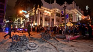 جنود تايلانديون يتفحصون معبد في وسط بانكوك بعد التفجير الذي اسفر عن مقتل 21 شخصا على الاقل، 17 اغسطس 2015 (PORNCHAI KITTIWONGSAKUL / AFP)