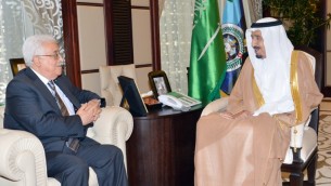 ولي العهد سلمان بن عبد العزيز ال سعود مع رئيس السلطة الفلسطينية محمود عباس، 18 يونيو 2014 (AFP/HO/Saudi Press Agency)