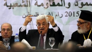 رئيس السلطة الفلسطينية محمود عباس خلال كلمة أمام القيادة الفلسطينية في افتتاح مؤتمر استمر ليومين في مدينة رام الله بالضفة الغربية لمناقشة مستقبل  السلطة الفلسطينية، 4 مارس، 2015. (AFP/ABBAS MOMANI)