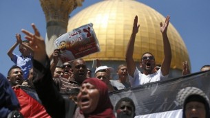 متظاهرون فلسطينيون يهنفون شعارات خلال تظاهرة أمام قبة الصخرة  في المسجد الأقصى  بالبلدة القديمة في القدس.، 14 أغسطس، 2015، تضامنا مع محمد علان، الأسير الفلسطيني الذي تحتجزه إسرائيل من دون محاكمة والذي دخل في حالة غيبوبة بعد حوالي شهرين من إضرابه عن الطعام. (AFP PHOTO/AHMAD GHARABLI)