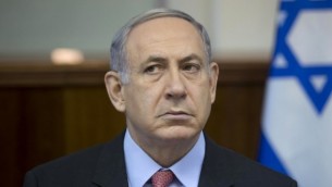 رئيس الوزراء بينيامين نتنياهو خلال الجلسلة الأسبوعية للمجلس الوزراي في مكتبه في القدس، 16 أغسطس، 2015. (Abir Sultan/AFP/POOL)
