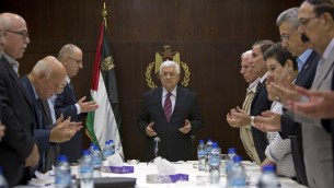 رئيس السلطة الفلسطينية محمود عباس واعضاء اللجنة التنفيذية لمنظمة التحرير الفلسطينية قبل اجتماعهم في رام الله، 22 اغسطس 2015 (MAJDI MOHAMMED / POOL / AFP)