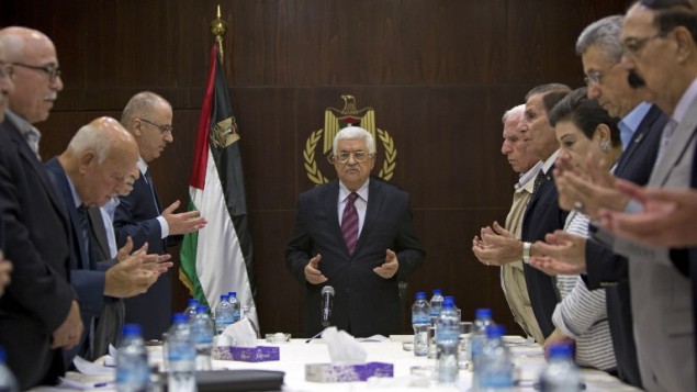 رئيس السلطة الفلسطينية محمود عباس واعضاء اللجنة التنفيذية لمنظمة التحرير الفلسطينية قبل اجتماعهم في رام الله، 22 اغسطس 2015 (MAJDI MOHAMMED / POOL / AFP)