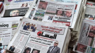 الصحف المغربية تخصص صفحاتها الاولى للأنباء حول قضية "الابتزاز" وضبط الحافيين الفرنسيين، 29 اغسطس 2015 (FADEL SENNA / AFP)