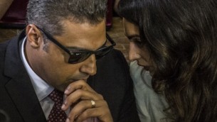 صحفي الجزيرة محمد فهمي مع محاميته امل كلوني خلال جلسة المحكمة في القاهرة، 29 اغسطس 2015 (AFP PHOTO / KHALED DESOUKI)