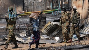 جنود من جيش جنوب السودان يقومون بدورية في بلدة بنيتو، في أبريل 2014. (Simon Maina/AFP)