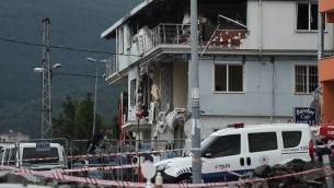 سيارات شرطة خارج محطة شرطة في اسطنبول استهدفتها سيارة مفخخة، 10 اغسطس 2015 (OZAN KOSE / AFP)