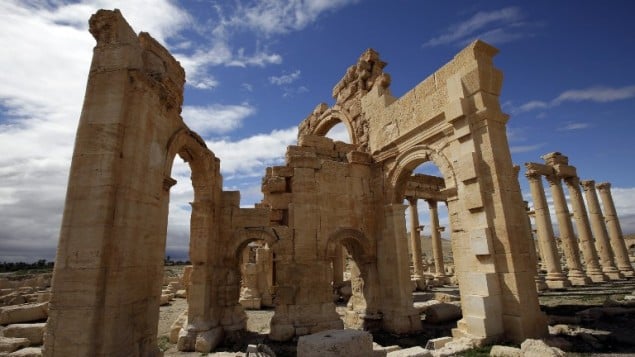 صورة من 14 مارس 2014 لساحة معبد بعل شمين الشهير في مدينة تدمر الاثرية الواقعة في وسط سوريا والمدرجة على لائحة التراث العالمي  AFP PHOTO/JOSEPH EID