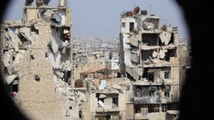 صورة مأخوذة من حي "كرم الجبل" في مدينة حلب الذي تسيطر عليه قوات النظام تظهر الأضرار الهائلة التي تعرضت لها المباني في 30 يوليو، 2015. (AFP PHOTO/GEORGE OURFALIAN)