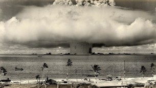 تجربة بيكر النووية في بيكيني أتول في 24 يوليو، 1946. (US Department of Defense/Wikimedia Commons)