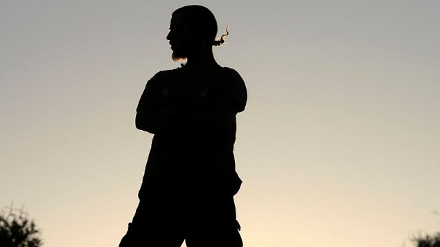 صورة توضيحية لناشط يهودي يميني متطرف في الضفة الغربية، 27 يوليو 2009 (Omer Messinger/FLASH90) صورة توضيحية لناشط يهودي يميني متطرف في الضفة الغربية، 27 يوليو 2009 (Omer Messinger/FLASH90)