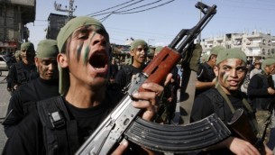 طلاب فلسطينيون يشاركون في مسيرة عسكرية نظمتها حماس في مدينة رفح جنوب قطاع غزة، 27 فبراير، 2014. (Abed Rahim Khatib/Flash90)