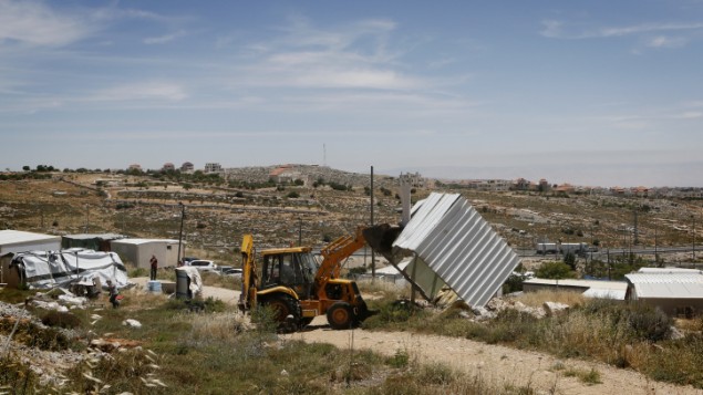 صورة توضيحية لقوات الأمن الإسرائيلية خلال عملية هدم لمبان غير قانونية في بؤرة إستيطانية في الضفة الغربية. (Miriam Alster/Flash 90) صورة توضيحية لقوات الأمن الإسرائيلية خلال عملية هدم لمبان غير قانونية في بؤرة إستيطانية في الضفة الغربية. (Miriam Alster/Flash 90)