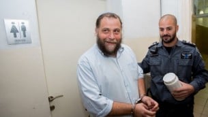 رئيس منظمة "لهافاه" بنتسي غوبشتين خلال مثوله أمام محكمة الصلح في القدس في 16 ديسمبر، 2014. (Yonatan Sindel/Flash90)