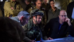 وزير الدفاع موشيه يعالون والكولونيل آشر بن لولو، فائد لواء المشاة "كفير" في الجيش الإسرائيلي، خلال تدريب عسكري في هضبة الجولان، 2 ابريل، 3025. (Ariel Hermoni/Ministry of Defense)