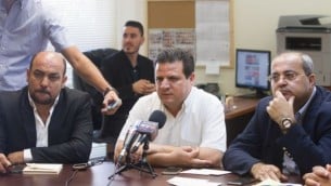 رئيس "القائمة (العربية) المشتركة" عضو الكنيست أيمن عودة ، في الوسط، وعضو الكنيست مسعود غنايم، من اليسار، وعضو الكنيست أحمد الطيبي في الجلسة الأسبوعية للكتلة في الكنيست، القدس، 29 يونيو، 2015. (Miriam Alster/Flash90)
