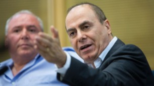 وزير الداخلية سيلفان شالوم خلال اجتماع لجنة الهجرة والاستيعاب في الكنيست، 27 يوليو 2015 (Yonatan Sindel/Flash90)
