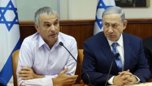 رئيس الوزراء بنيامين نتنياهو ووزير المالية موشيه كاحلون في القدس  5 أغسطس، 2015 (Marc Israel Sellem/POOL/Flash90)