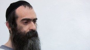 يشاي شليسل، منفذ هجوم الطعن في موكب الفخر في القدس، في محكمة الصلح في القدس، 5 اغسطس 2015 (Yonatan Sindel/Flash90)