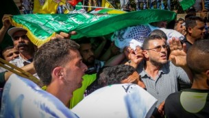 فلسطينيون يحملون حثمان سعد دوابشة، والد الرضيع الفلسطيني الذي قُتل في الأسبوع الماضي عندما قام متطرفون يهود بإشعال النار في منزل العائلة، خلال جنازته في الضفة الغربية  في قرية دوما في 8 أغسطس، 2015. وتوفي دوابشة في المستشفى في مدينة بئر السبع جنوب إسرائيل حيث كان يرقد لتلقي العلاج لحروق من الدرجة الثالثة في حين ما زال زوجته رهام وابنه أحمد البابغ من العمر 4 أعوام يصارعان الموت. ( FLASH90)