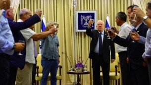 الرئيس رؤوفين ريفلين خلال لقاء مع رؤساء مجالس المستوطنات في الضفة الغربية في منزل الرئيس في القدس، 24 اغسطس 2015 (Kobi Gideon/GPO)