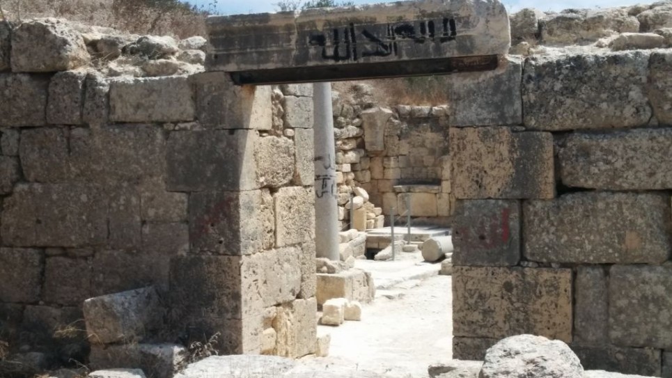 كنيسة القديس يوحنا المعمدان في سبسطية بالضفة الغربية، كُتب على أحد عمدانها "لا إله إلا الله" بالعربية. (Ilan Ben Zion/Times of Israel staff) كنيسة القديس يوحنا المعمدان في سبسطية بالضفة الغربية، كُتب على أحد عمدانها "لا إله إلا الله" بالعربية. (Ilan Ben Zion/Times of Israel staff)