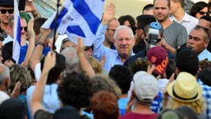 الرئيس رؤوفين ريفلين مع أنصاره خارج بيت رئيس الدولة في القدس في 7 أغسطس، 2015. (Kobi Gidon/GPO)