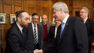 ستيف مامان يصافح رئيس الوزراء الكندي ستيفن هاربر. (Courtesy Steve Maman)
