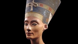 التمثال النصفي للملكة نفرتيتي والذي يبلغ عمره 3,300 عاما، تم إكتشافه في مصر عام 1912 (لقطة شاشة من YouTube )