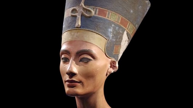 التمثال النصفي للملكة نفرتيتي والذي يبلغ عمره 3,300 عاما، تم إكتشافه في مصر عام 1912 (لقطة شاشة من YouTube ) التمثال النصفي للملكة نفرتيتي والذي يبلغ عمره 3,300 عاما، تم إكتشافه في مصر عام 1912 (لقطة شاشة من YouTube )