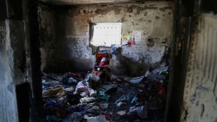 داخل منزل عائلة دوابشة في دوما. لعبة ملفوفة بعلم فلسطيني ترقد في عربة اطفال لذكرى علي (Eric Cortellessa/Times of Israel)