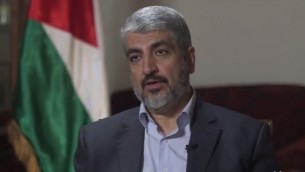 رئيس المكتب السياسي لحركة حماس خالد مشعل في الدوحة، قطر، أغسطس 2014 (لقطة شاشة: Yahoo News)