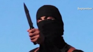 ’جون الجهادي’، الذي تبين لاحقا أنه يُدعى محمد الموازي، في شريط فيديو لتنظيم ’الدولة الإسلامية’. (لقطة شاشة: YouTube/CNN)