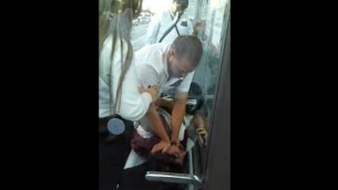 حارس في محطة للقطار الخفيف يهاجم سائح أمريكي قي شريط الفيديو هذا الذي تم بثه في 3 أغسطس، 2015 على القناة 10. (لقطة شاشة)