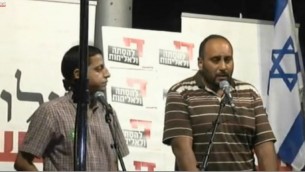 ناصر دوابشة، عم الرضيع علي دوابشة الذي قتل في هجوم الحريق في دوما، يتحدق اثناء مظاهرة في تل ابيب مساء السبت، 1 اغسطس 2015 (Screen capture Ynet)