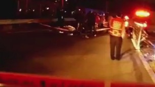 قوات الأمن في موقع موت رجل فلسطيني برصاص الجيش بعد ان طعن رجل اسرائيلي الاحد، 9 اغسطس 2015 (screen capture: Twitter)