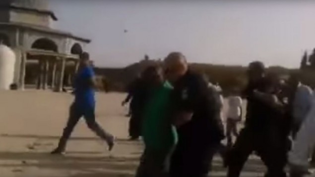 سائح فرنسي يقتاد خارج الحرم القدسي، 4 اغسطس 2015 (Screen capture: YouTube)